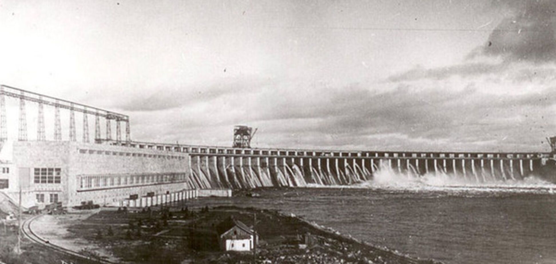 Знаменательный день для запорожцев: почти 100 лет назад началось строительство нашей плотины