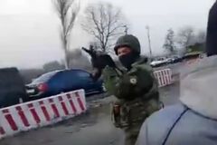 На Донеччині блокадники на чолі з нардепом накинулися на поліцію: довелося стріляти
