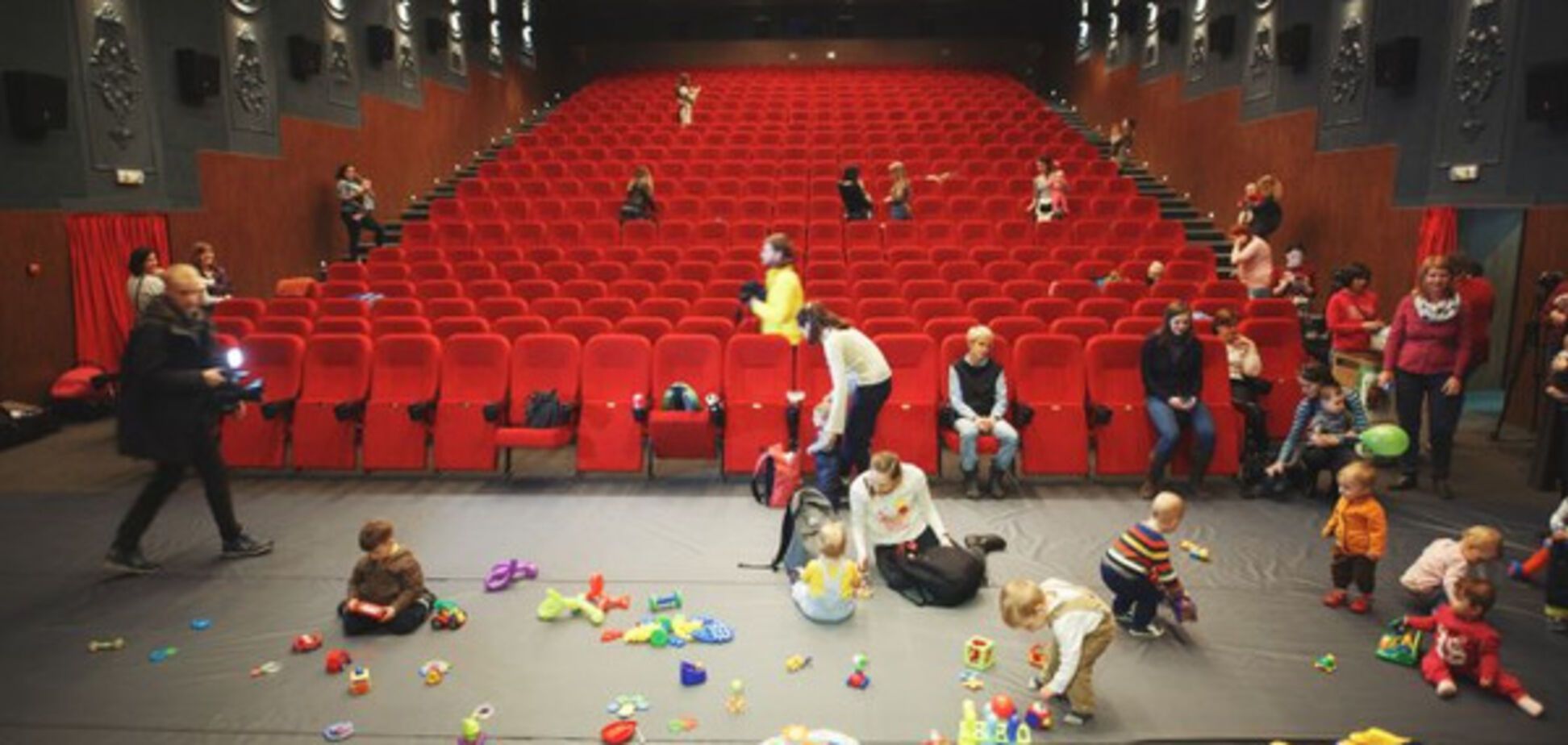В киевском кинотеатре прошел первый сеанс 'Кино 0+' для родителей с малышами