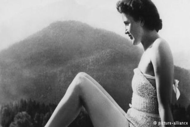 На аукціоні продали фотоальбом, який, ймовірно, належав коханці Гітлера Єві Браун