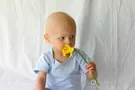 ребенок с цветком