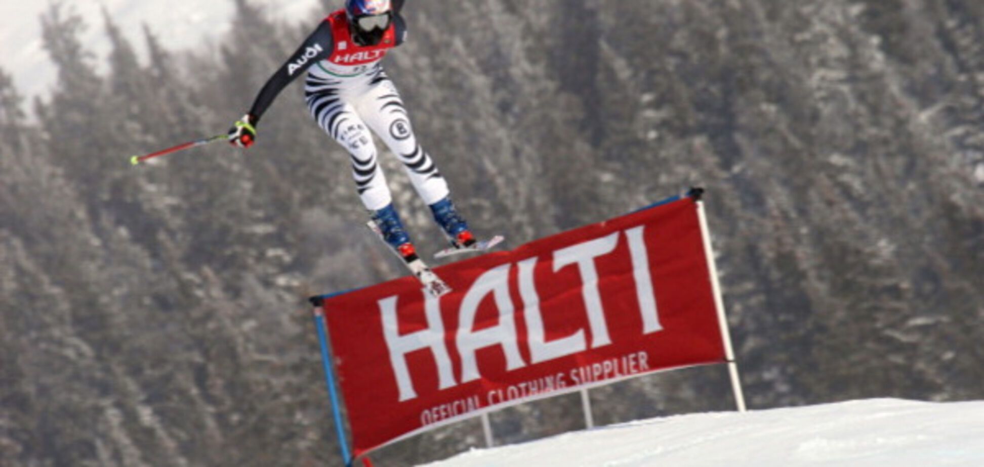Известная горнолыжница совершила жуткое падение, сбивая головой ворота: видеофакт
