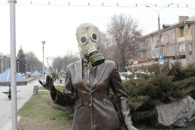 памятник противогаз
