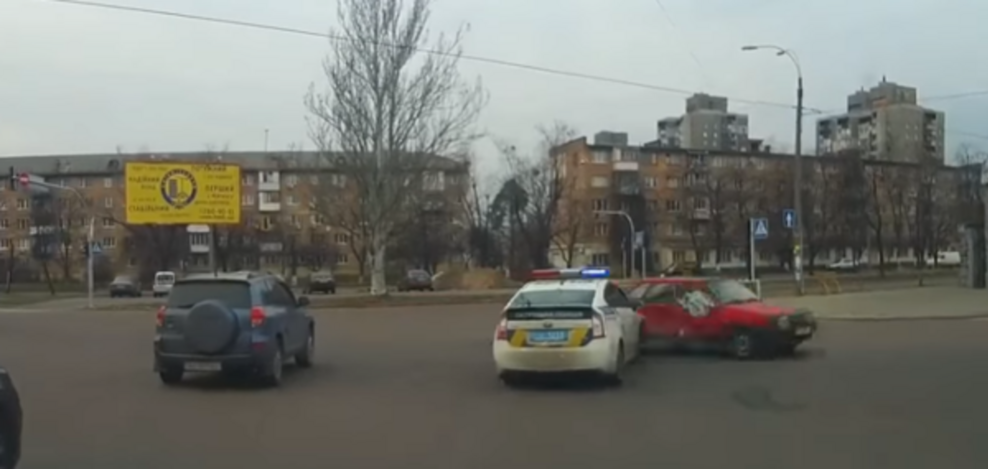 Машина полиции устроила жесткую аварию в Киеве: появилось видео ДТП 