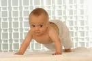 малыш делает планку