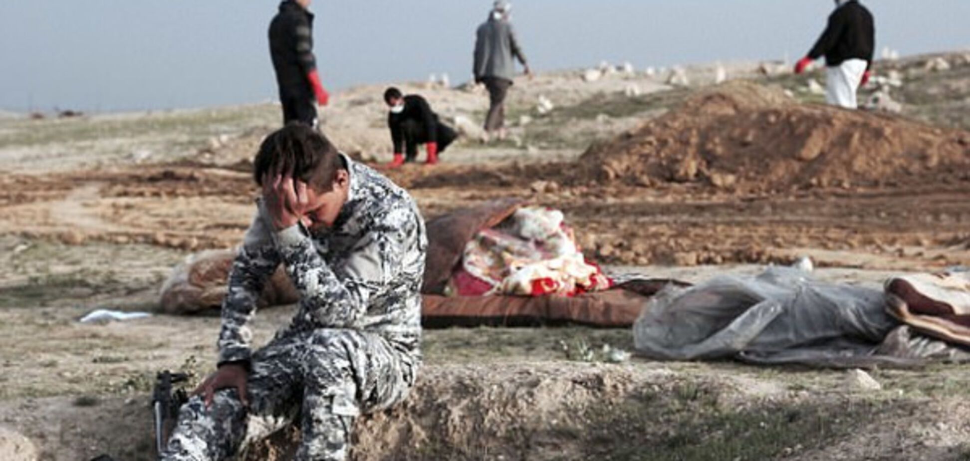 Убитый горем иракский солдат