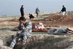 Убитый горем иракский солдат