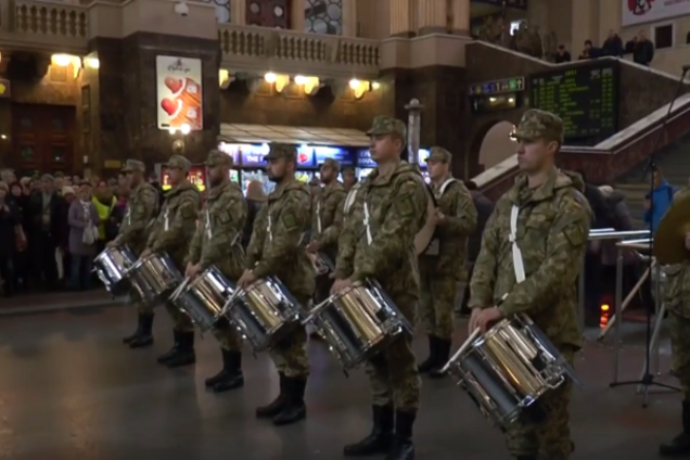 'Україна понад усе!' На київському вокзалі влаштували грандіозний флешмоб