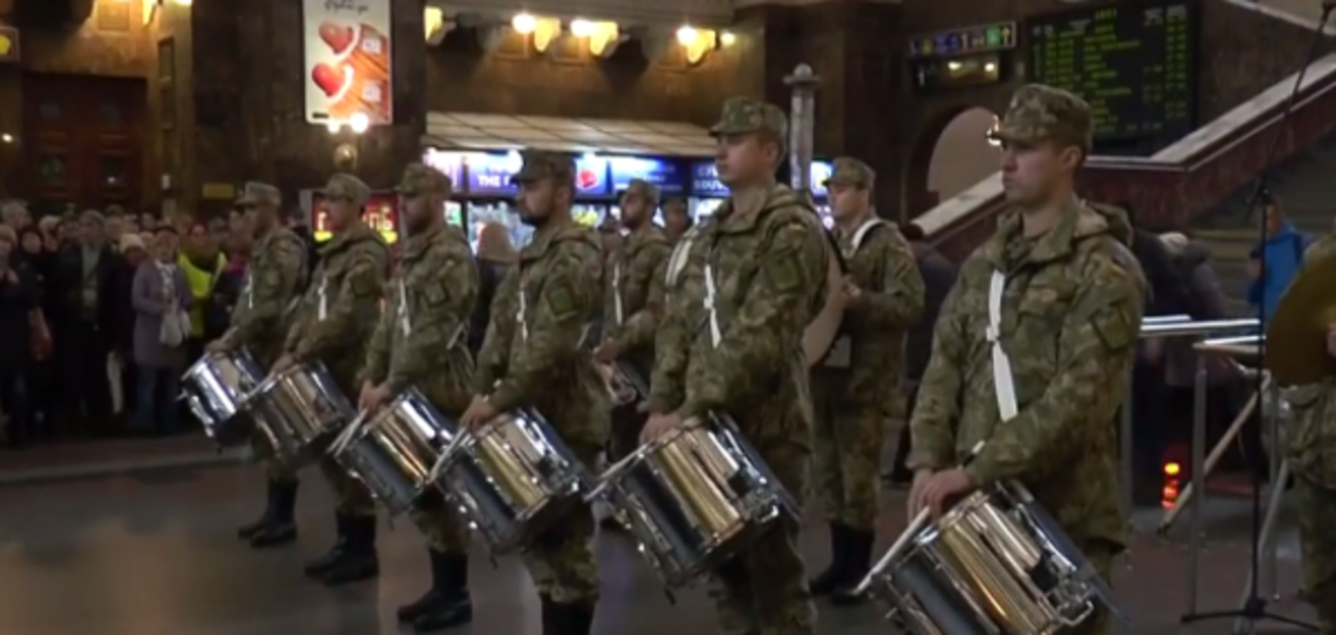 'Україна понад усе!' На київському вокзалі влаштували грандіозний флешмоб