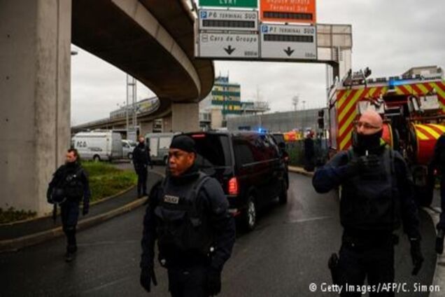 В паризькому аеропорту 'Орлі' застрелили чоловіка, що напав на солдата