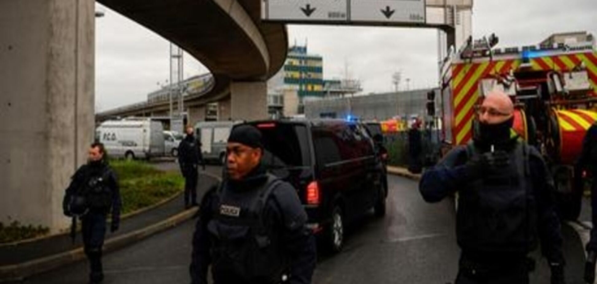 В паризькому аеропорту 'Орлі' застрелили чоловіка, що напав на солдата