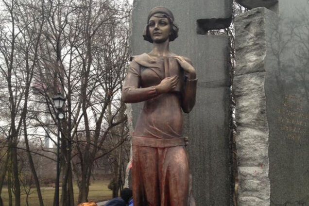 Памятник Елене Телиге