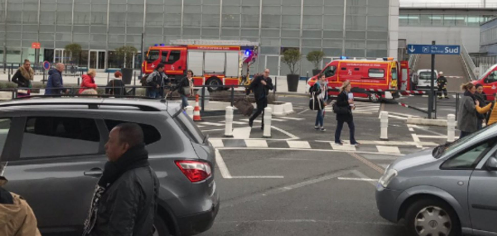 В аэропорту Парижа прогремели выстрелы