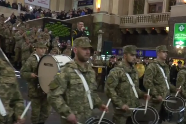 Військові співають гімн