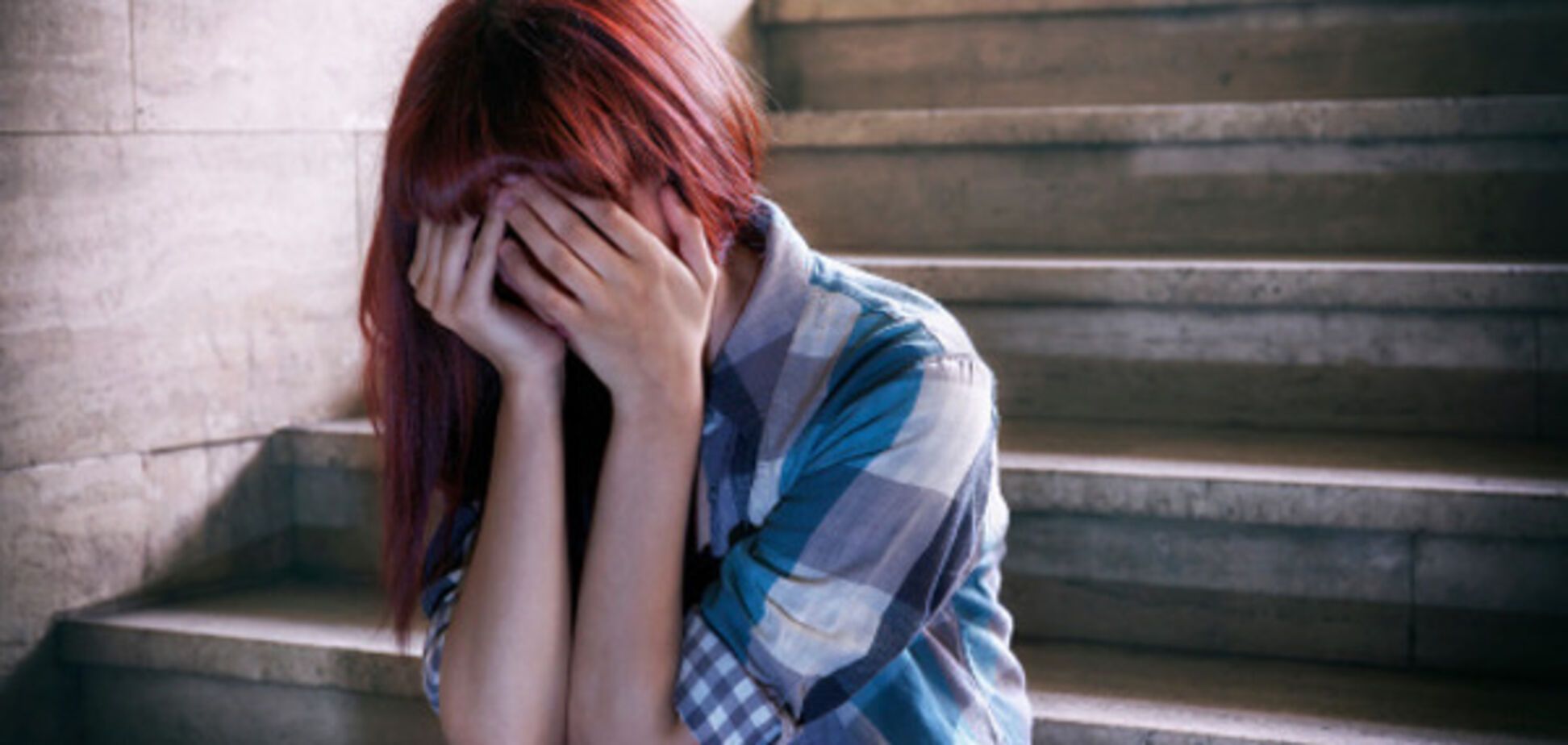 Как уберечь ребенка от суицида: психолог дал 4 важных совета