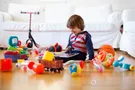 ребенок в окружении игрушек