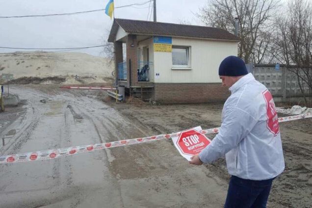 Незаконная добыча песка на Жуковом острове