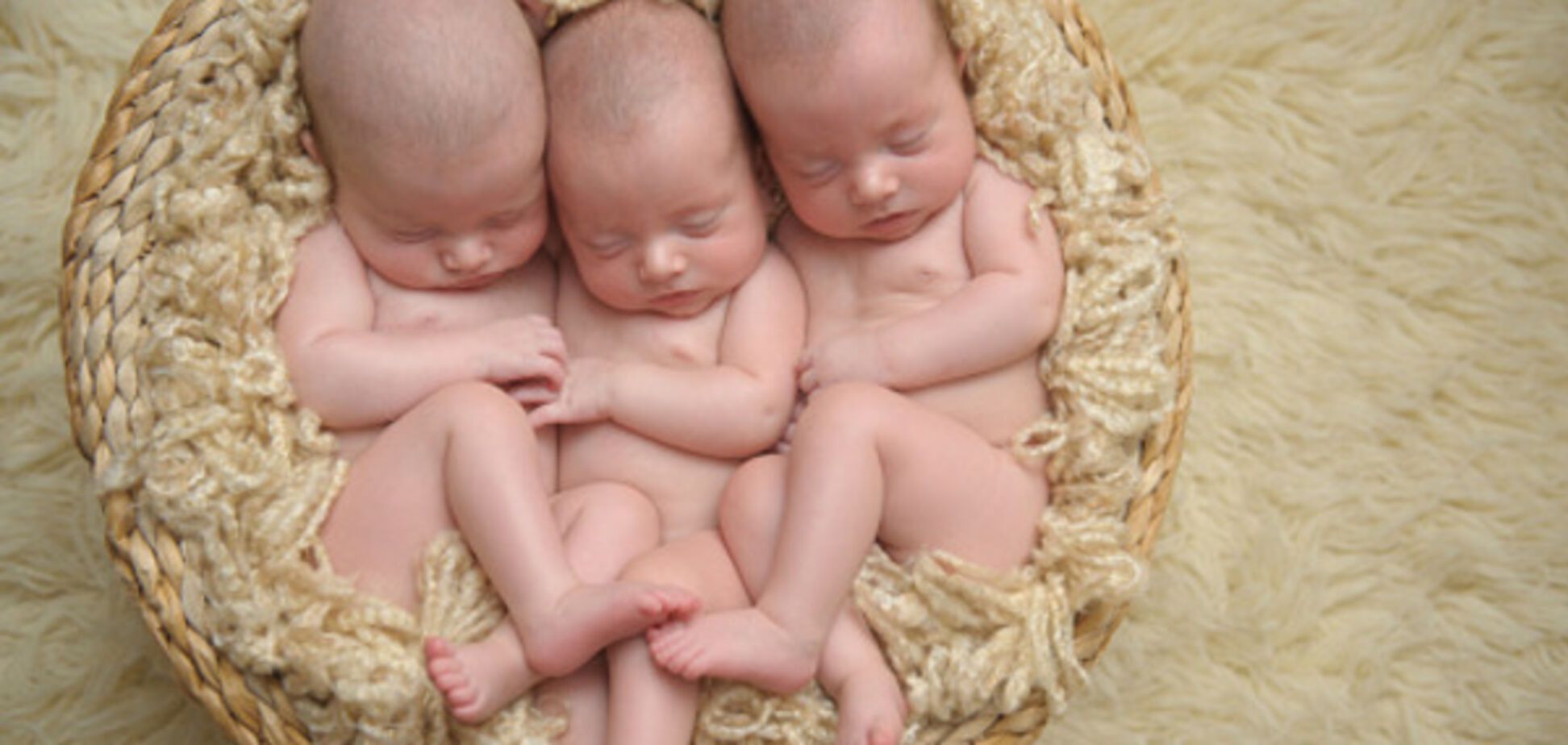 Уникальная беременность: женщина родила тройню 'в два присеста'