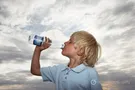 ребенок пьет воду