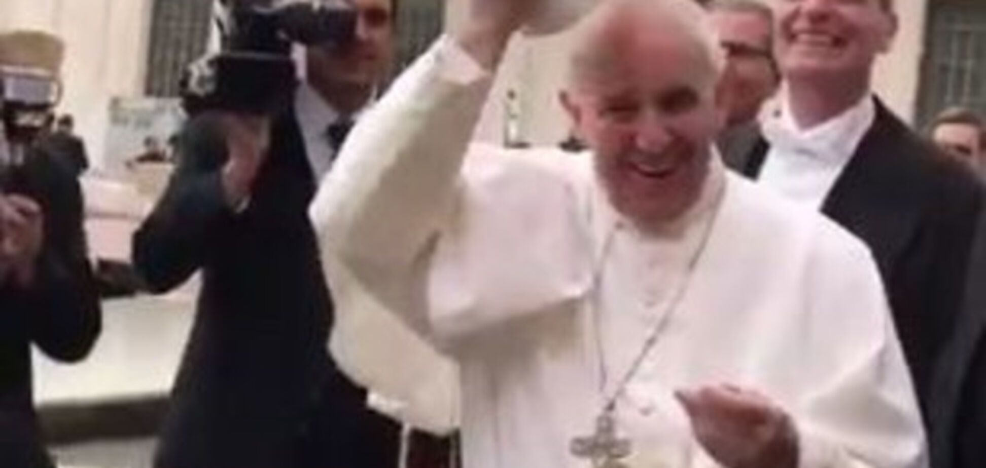 У Папы Римского стащили головной убор: опубликовано видео