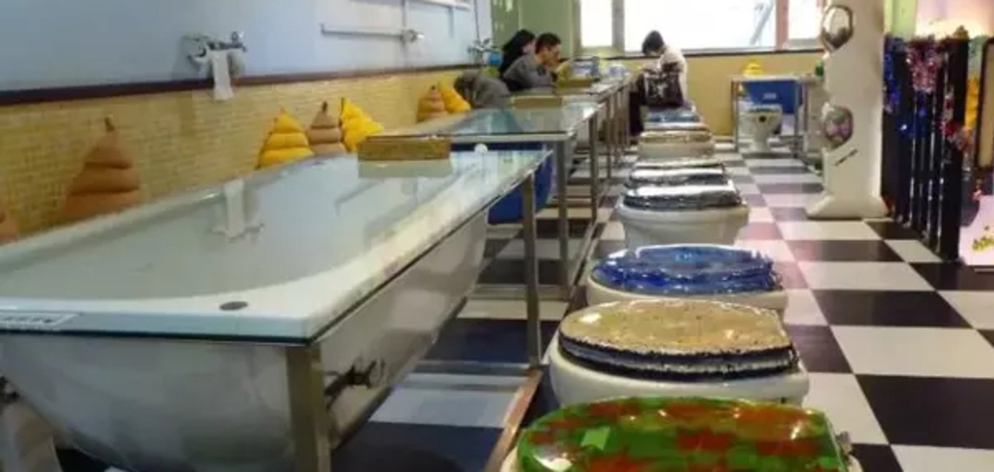 Унитазы вместо столов и роботы вместо официантов: самые странные кафе и рестораны мира