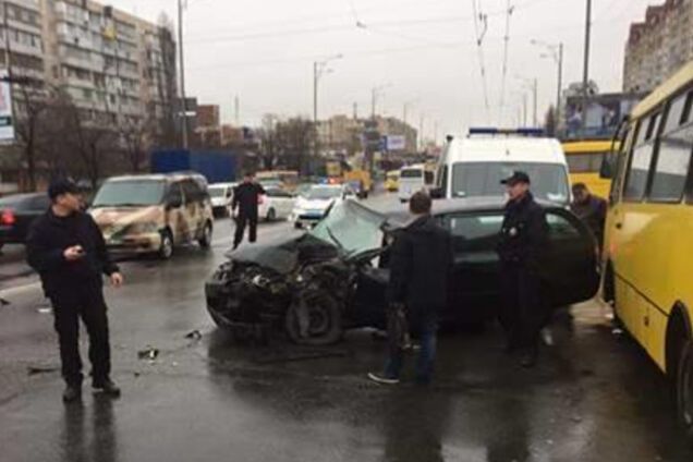 Лобовое ДТП в Киеве: маршрутка столкнулась с легковушкой