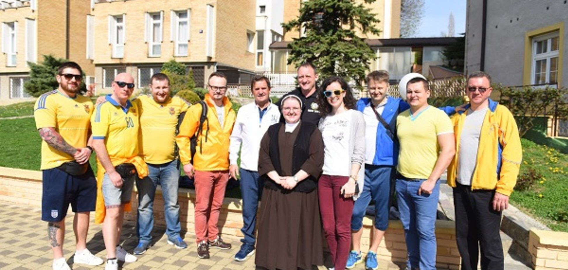Украинские фанаты 'Вірні збірній' посетили хорватских детей в загребском приюте