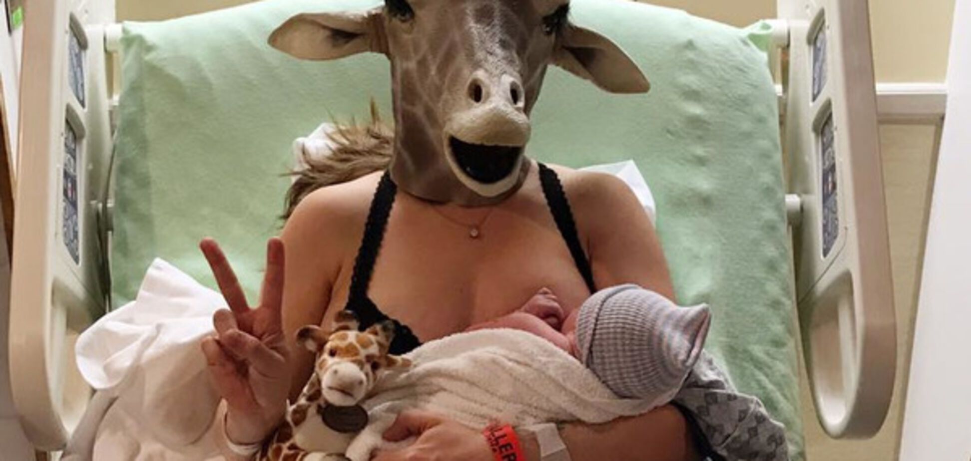 Беременная в маске жирафа покорила соцсеть: опубликовано видео