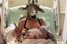 беременная в маске жирафа