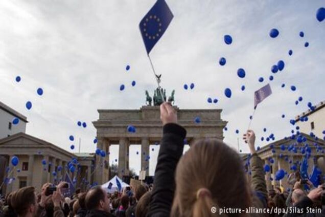 'Марш за Європу': у Берліні зруйнували символічний мур