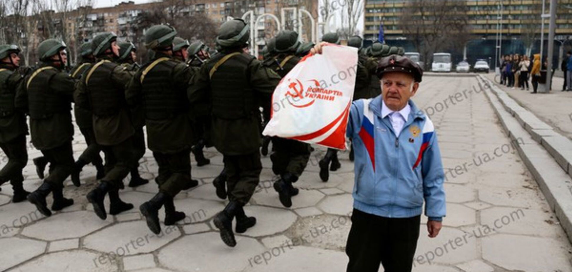 Дело Ленина живет: в Запорожье пенсионер с коммунистической символикой едва не сорвал марш нацгвардейцев (ВИДЕО, ФОТО)