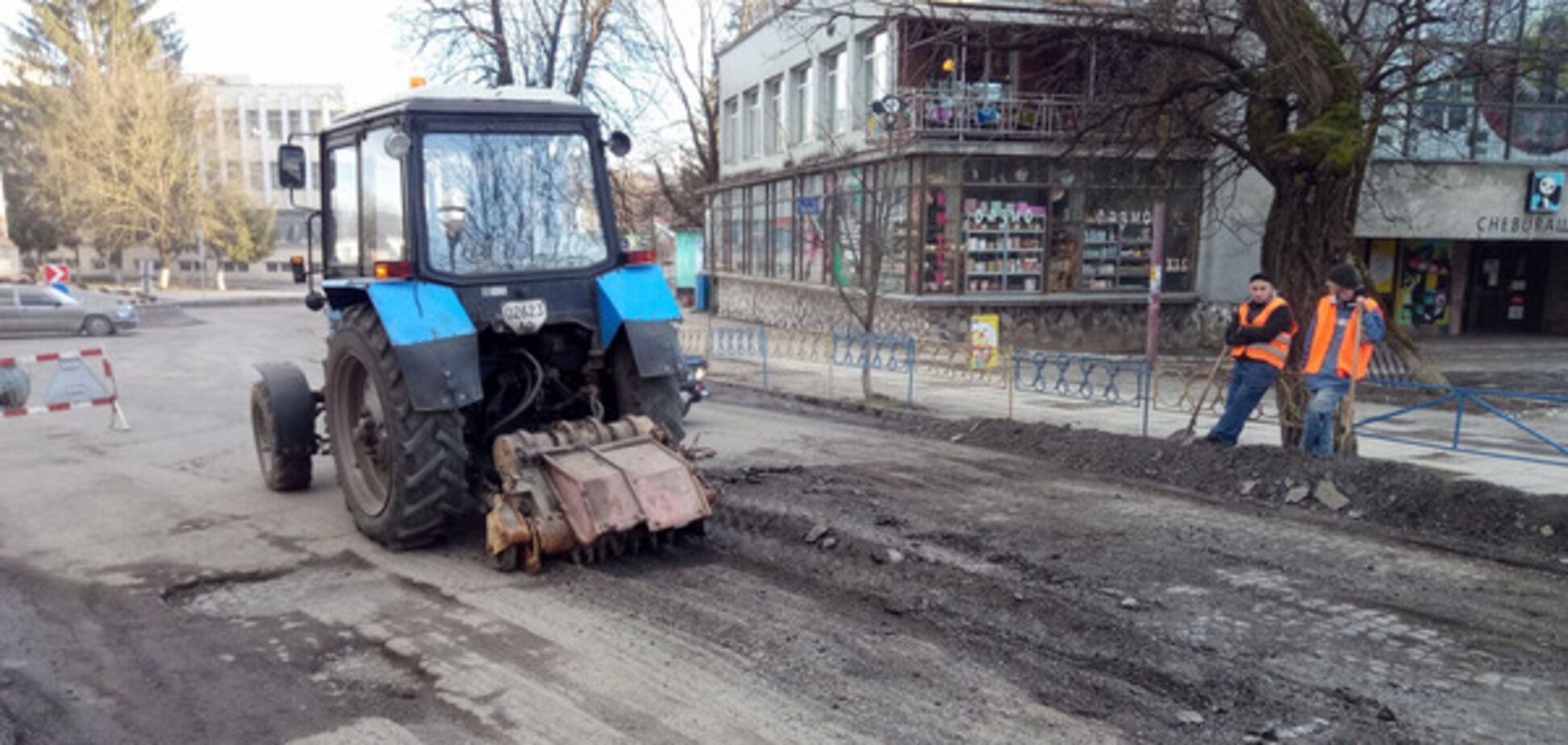 Замість ямкового ремонту: на Закарпатті асфальт зідрали до бруківки, опубліковані фото та відео