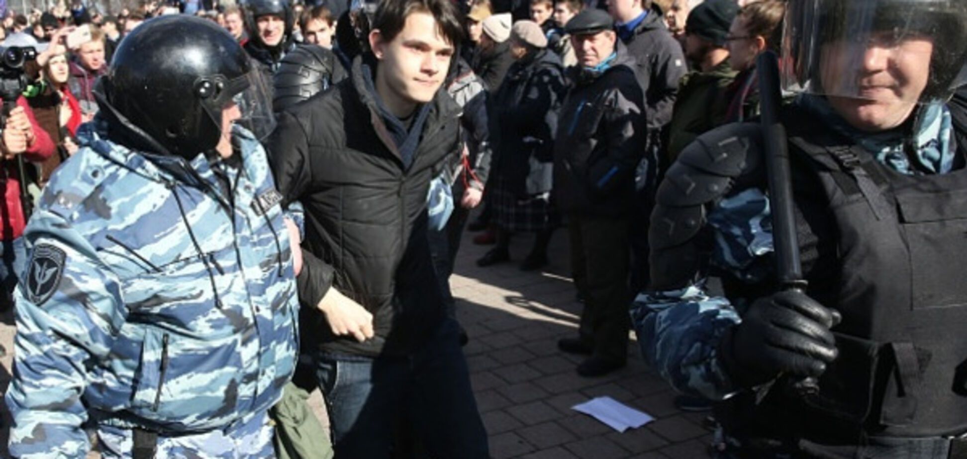 Задержание школьника на митинге в России