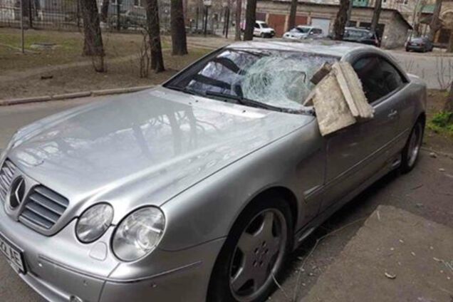 На элитную иномарку в Запорожье обвалилась часть дома (ФОТО)