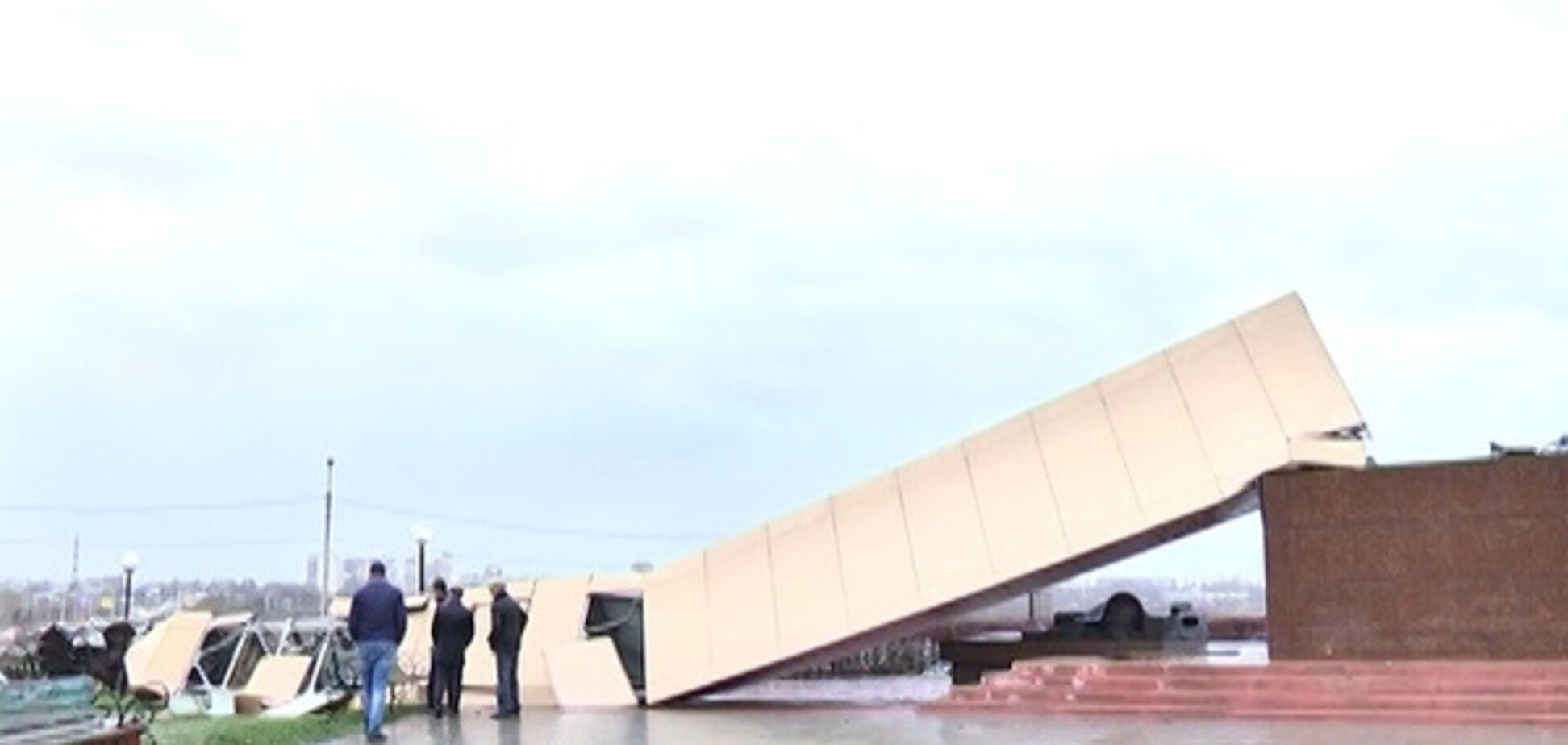 Ураган свалил памятник в России
