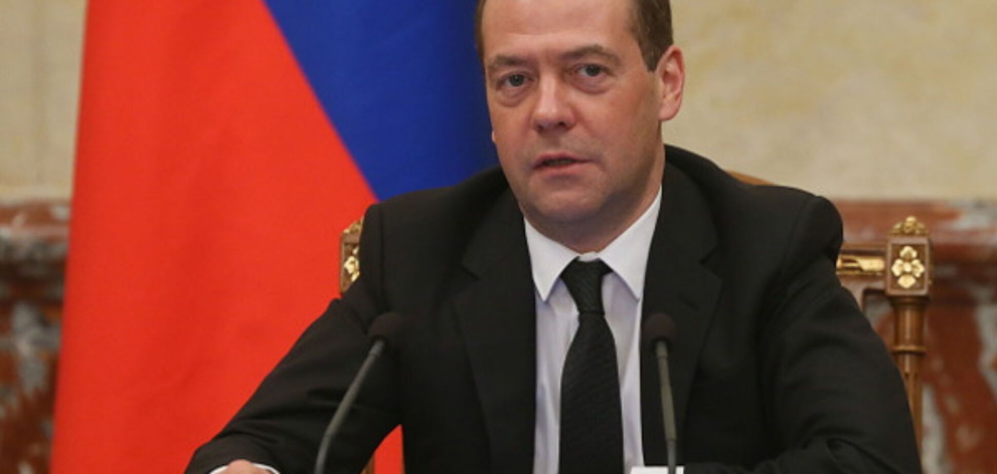 Спалился: Медведева выдали 'веселые кроссовочки'