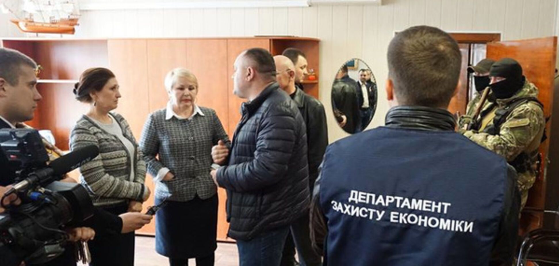 В области правоохранители обыскивают крупный торговый порт