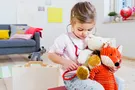 ребенок играет в доктора