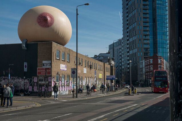 Глаз не отвести: в Лондоне на крыше здания появилась огромная голая грудь