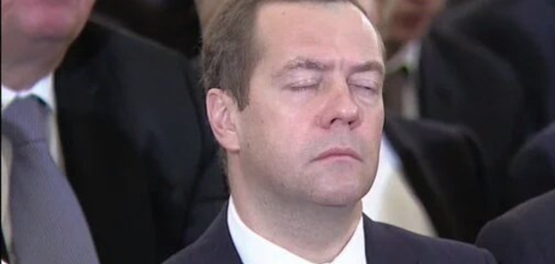 Медведев спит