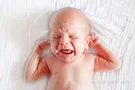 младенец плачет