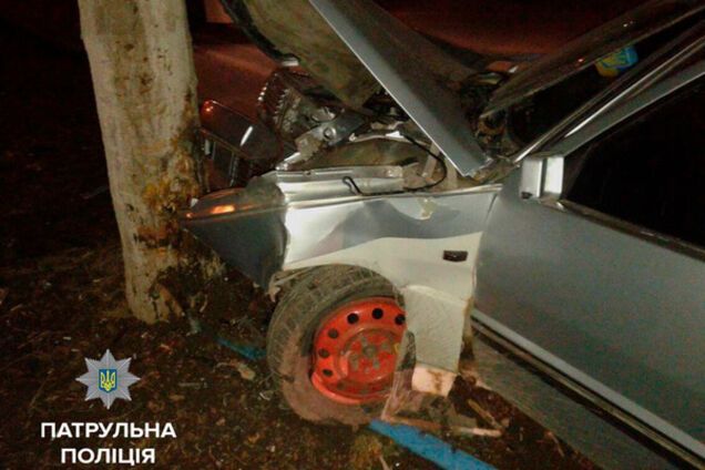 Родился в рубашке: в Запорожье пьяный водитель разбил машину, но сам остался невредим (ФОТО)