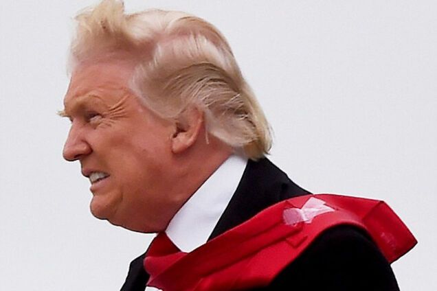 Склеивает скотчем: раскрыт один из главных секретов Трампа