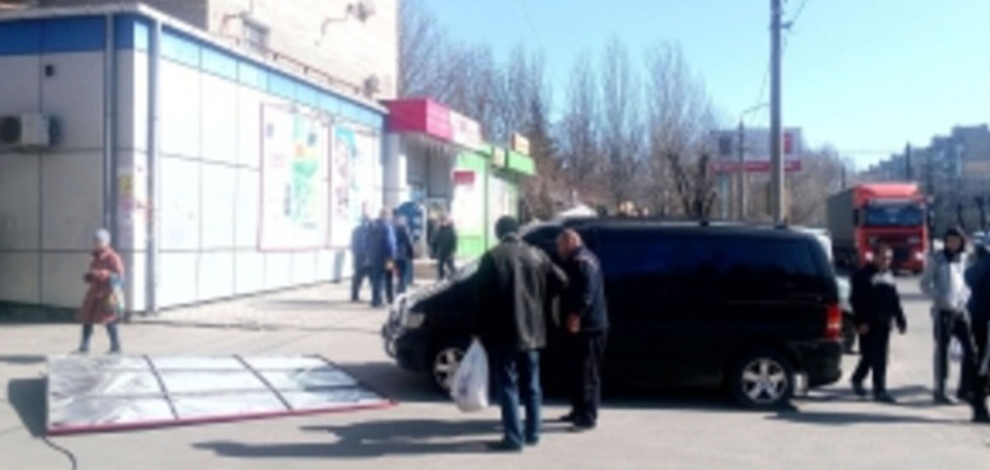 ЧП в области: рекламный щит упал на девушку