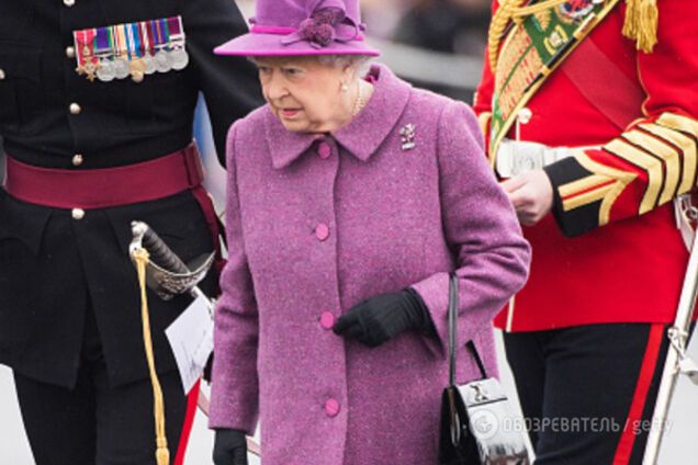 Биограф Елизаветы II раскрыл секретное предназначение королевской сумочки