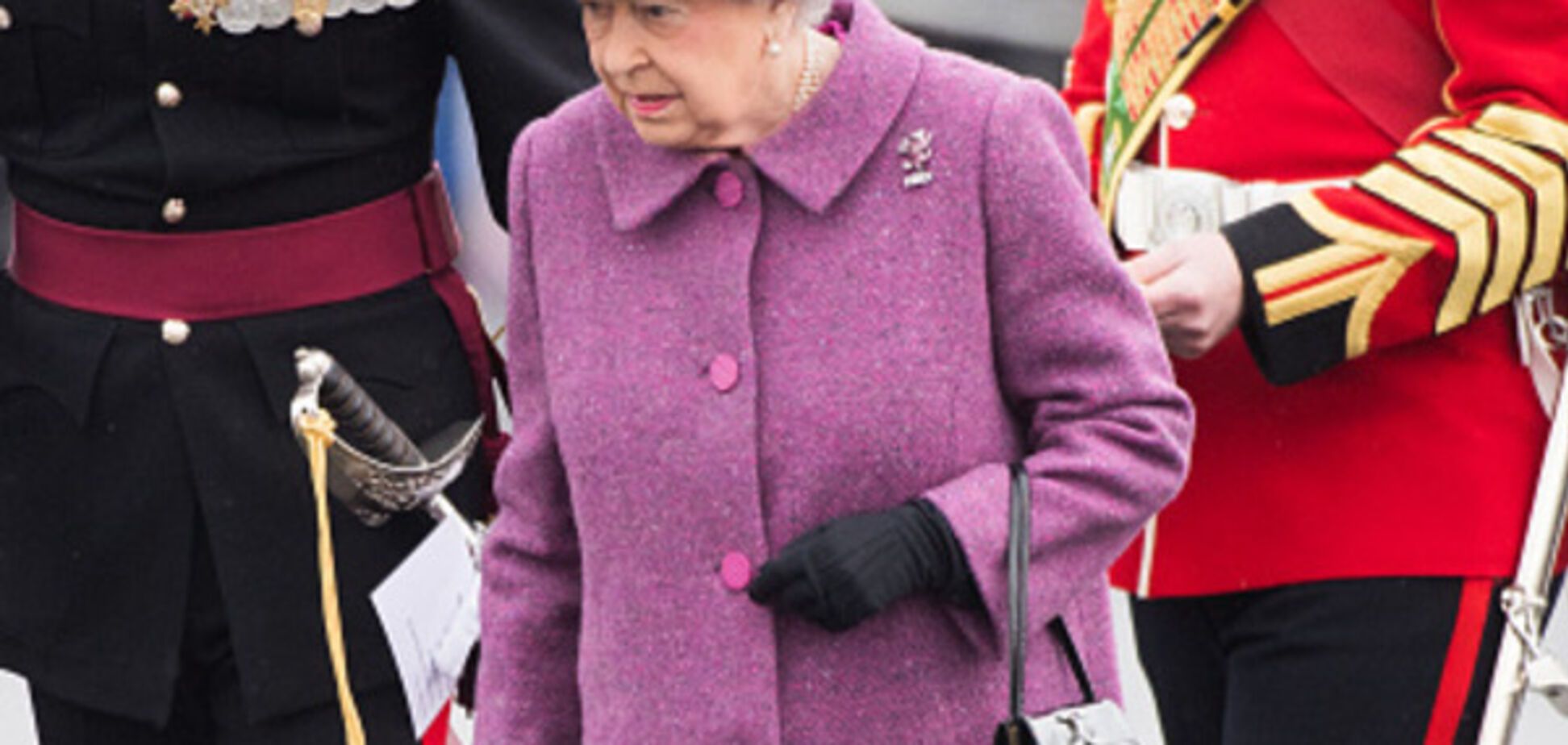 Биограф Елизаветы II раскрыл секретное предназначение королевской сумочки