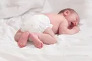 малыш плачет