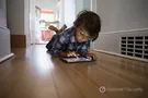 ребенок играет на планшете