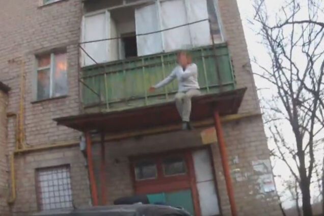 В Запорожье пьяная женщина, поссорившись с любимым, пыталась прыгнуть с балкона (ВИДЕО)