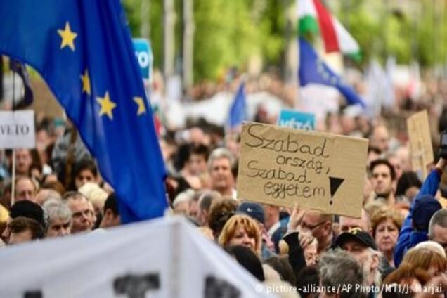 У Будапешті відбулись масові акції проти закриття університету Сороса